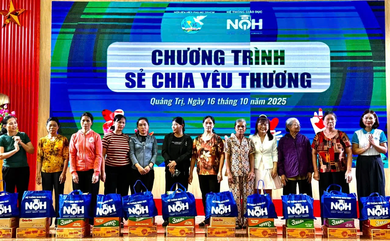Hội LHPN phường Đồng Hới phối hợp với các đơn vị trao quà cho hội viên phụ nữ có hoàn cảnh khó khăn. Ảnh: H.Tr