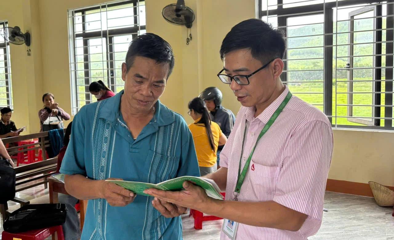 Anh Trần Mạnh Hùng luôn tận tâm, gần gũi với người dân - Ảnh: T.P