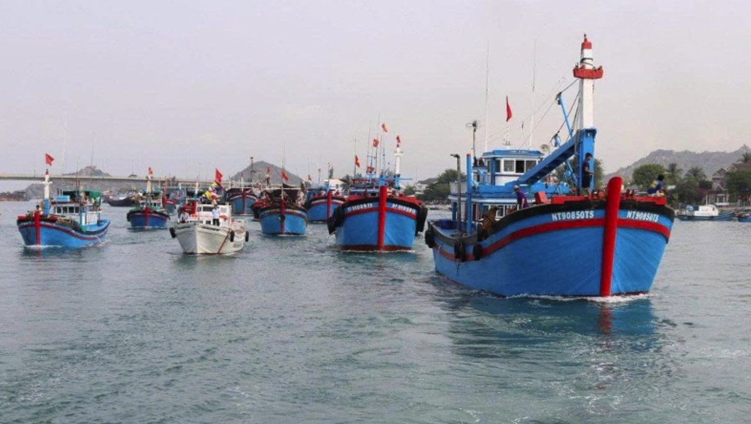 Đội tàu cá của ngư dân Khánh Hòa vươn khơi khai thác hải sản. (Ảnh: NGUYỄN THÀNH)