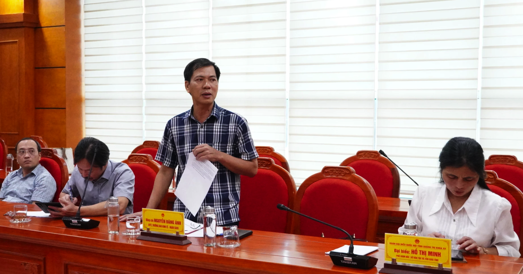 Đại diện lãnh đạo Ban Kinh tế-Ngân sách, HĐND tỉnh đóng góp ý kiến - Ảnh: H.Tr.