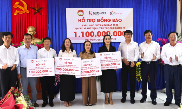 Trao tặng 1,1 tỉ đồng hỗ trợ 3 trường học ở Quảng Trị khắc phục hậu quả bão số 10
