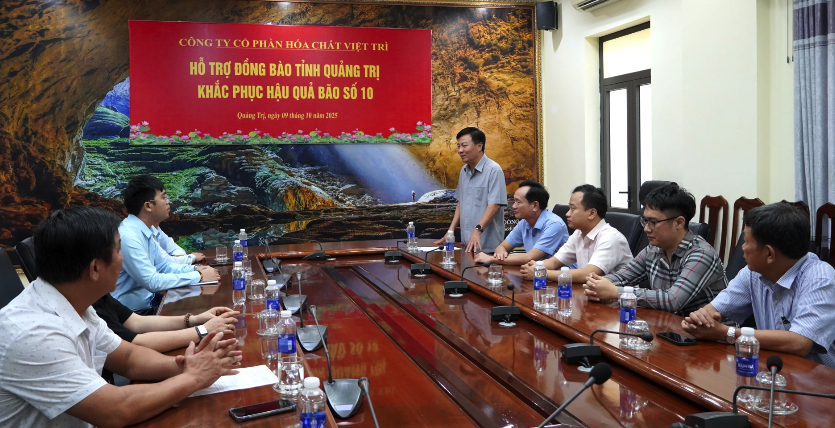 Đồng chí Phó Chủ tịch Thường trực Ủy ban MTTQ Việt Nam tỉnh Đào Mạnh Hùng cảm ơn tình cảm, sự quan tâm của đơn vị dành cho tỉnh Quảng Trị - Ảnh: H.Tr