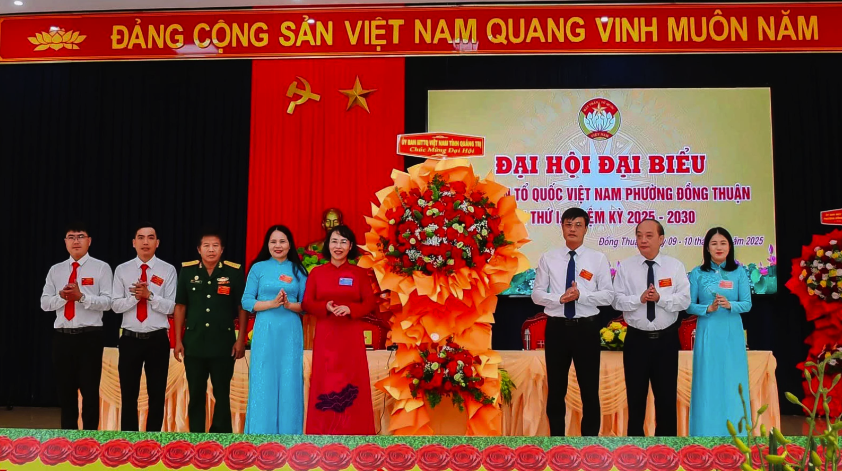 Đồng chí Nguyễn Thị Bích Thủy, Phó Chủ tịch Ủy ban MTTQVN tỉnh, Chủ tịch Hội Liên hiệp Phụ nữ tỉnh tặng hoa chúc mừng đại hội.