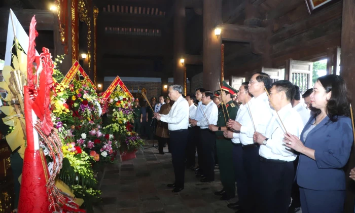 Đồng chí Tổng Bí thư Tô Lâm dâng hoa, dâng hương tại Khu Di tích Kim Liên (Nghệ An)