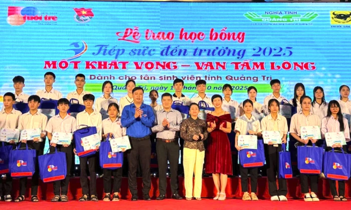 Trao 111 suất học bổng 'Tiếp sức đến trường' cho sinh viên tỉnh Quảng Trị