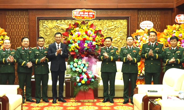 Đồng chí Bí thư Tỉnh ủy chúc mừng Lực lượng vũ trang Quân khu 4