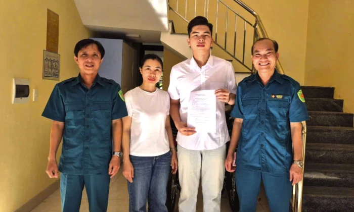 Nhiều thanh niên viết đơn tình nguyện tham gia nghĩa vụ quân sự và công an nhân dân