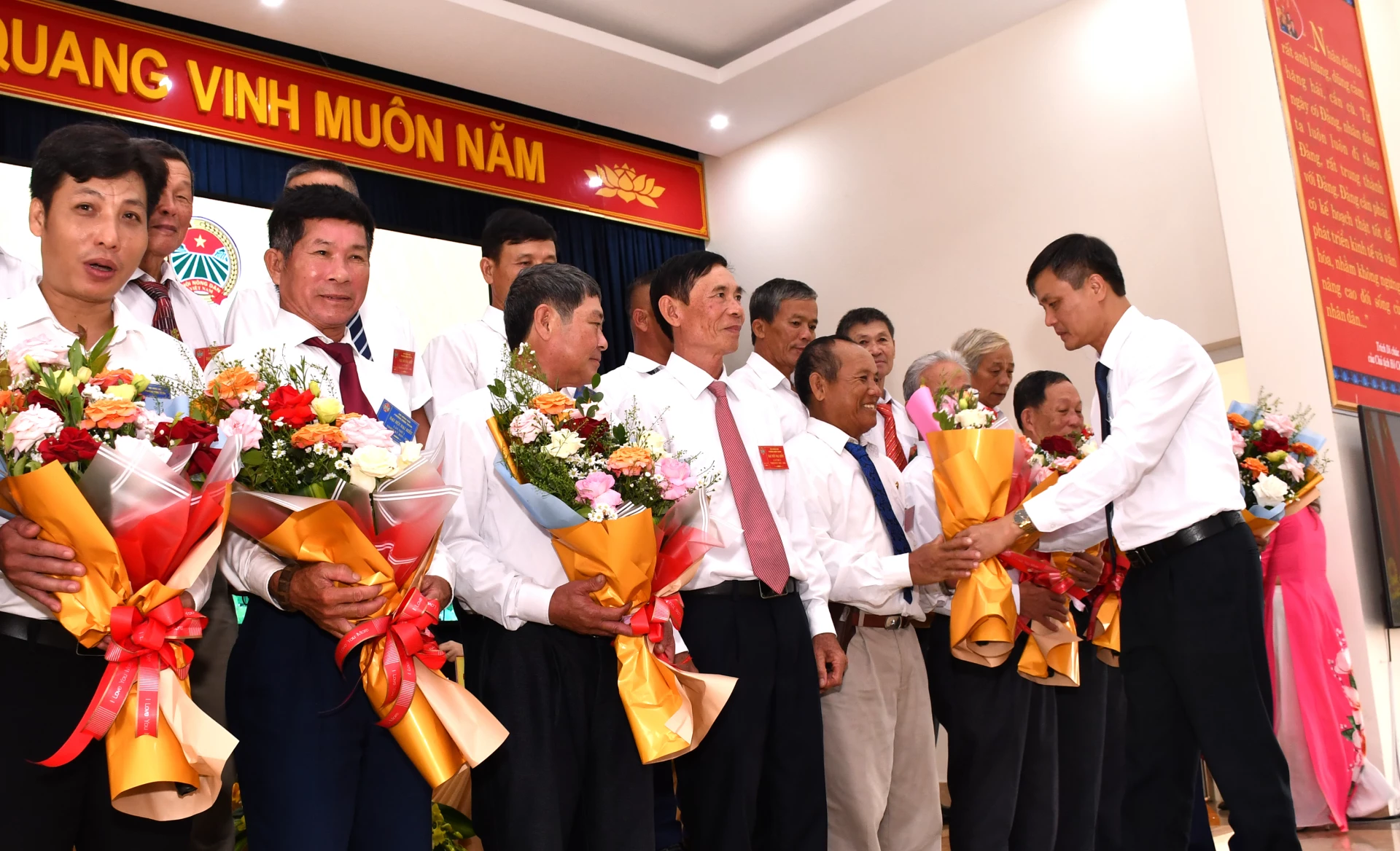Lãnh đạo Ủy ban MTTQVN phường Đồng Thuận tặng hoa chia tay các đồng chí không tham gia ban chấp hành khóa mới. Ảnh: H.Tr.