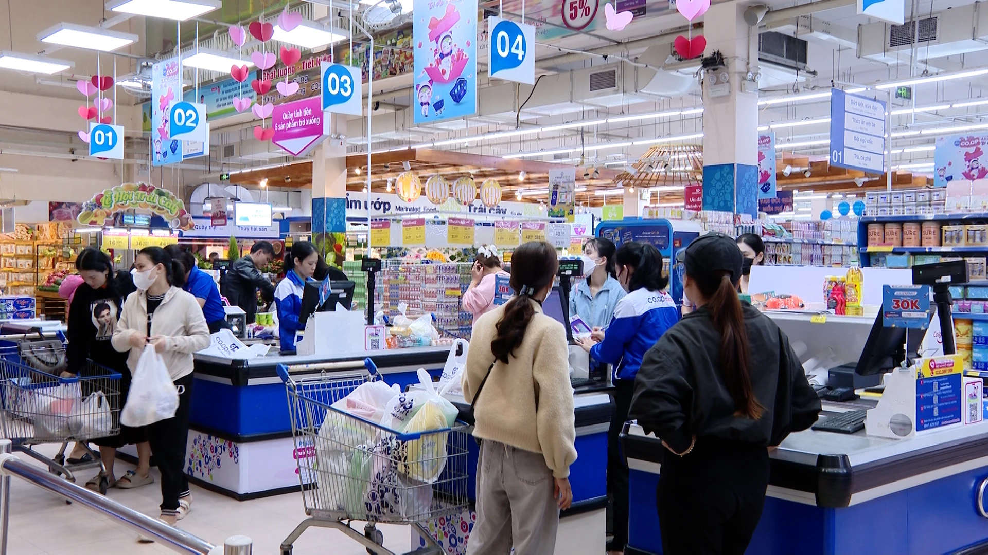 Siêu thị Co.opmart Quảng Bình chủ động tăng thêm từ 20–50% lượng hàng hóa thiết yếu so với bình thường
