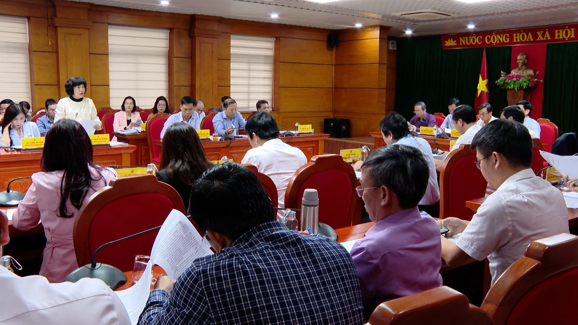 Các sở, ban, ngành đóng góp ý kiến vào các tờ trình, dự thảo Nghị quyết - Ảnh: B.C