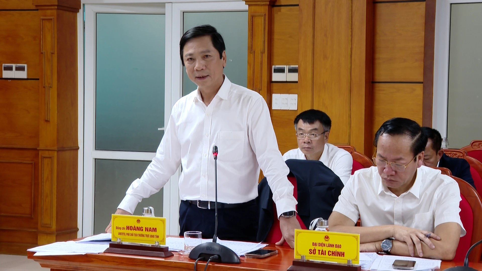 Đồng chí Phó Chủ tịch Thường trực UBND tỉnh Hoàng Nam phát biểu tại phiên họp - Ảnh: B.C