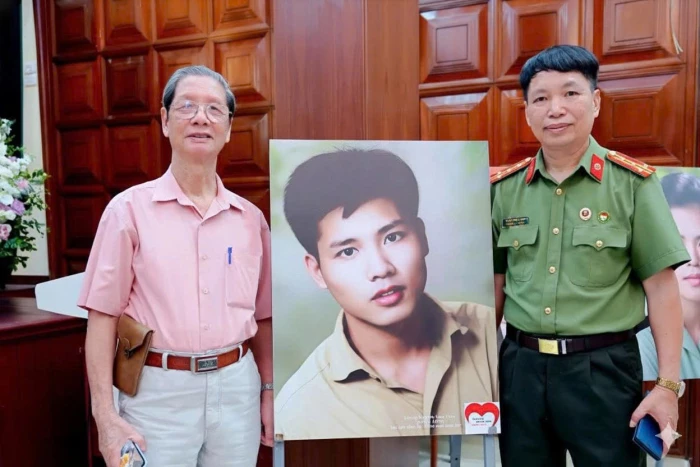 Viếng miếu thờ liệt sĩ Nguyễn Văn Thạc