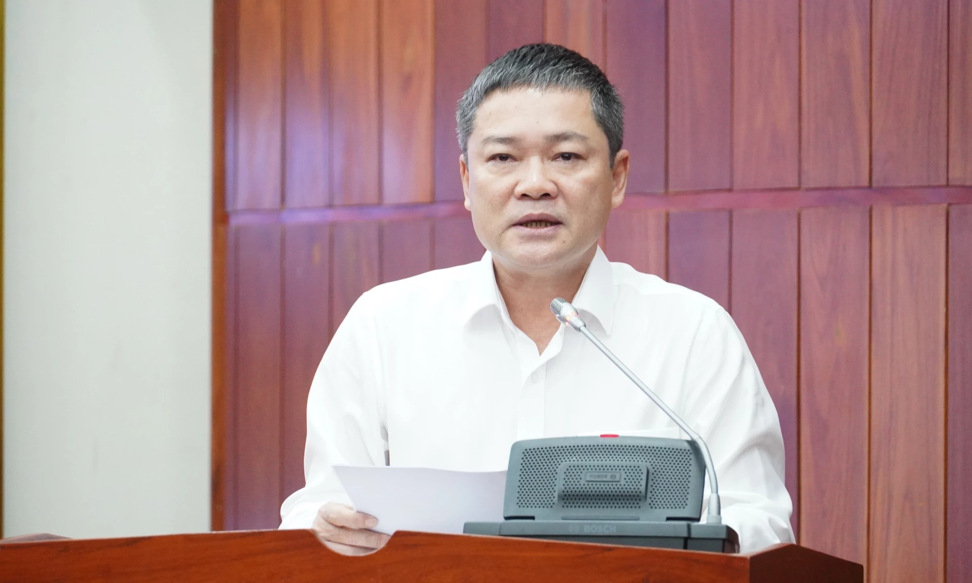 Đồng chí Phan Phong Phú, Phó Chủ tịch UBND tỉnh báo cáo tại hội nghị - Ảnh: QV