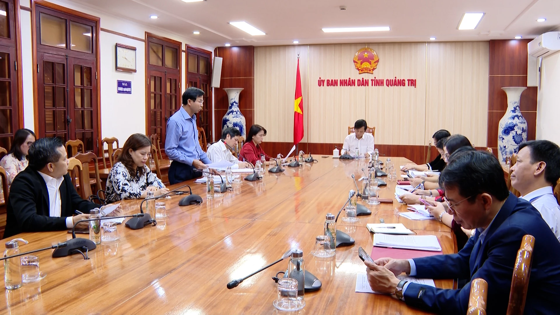 Đại diện lãnh đạo Sở Nội vụ báo cáo tại cuộc họp - Ảnh: B.C