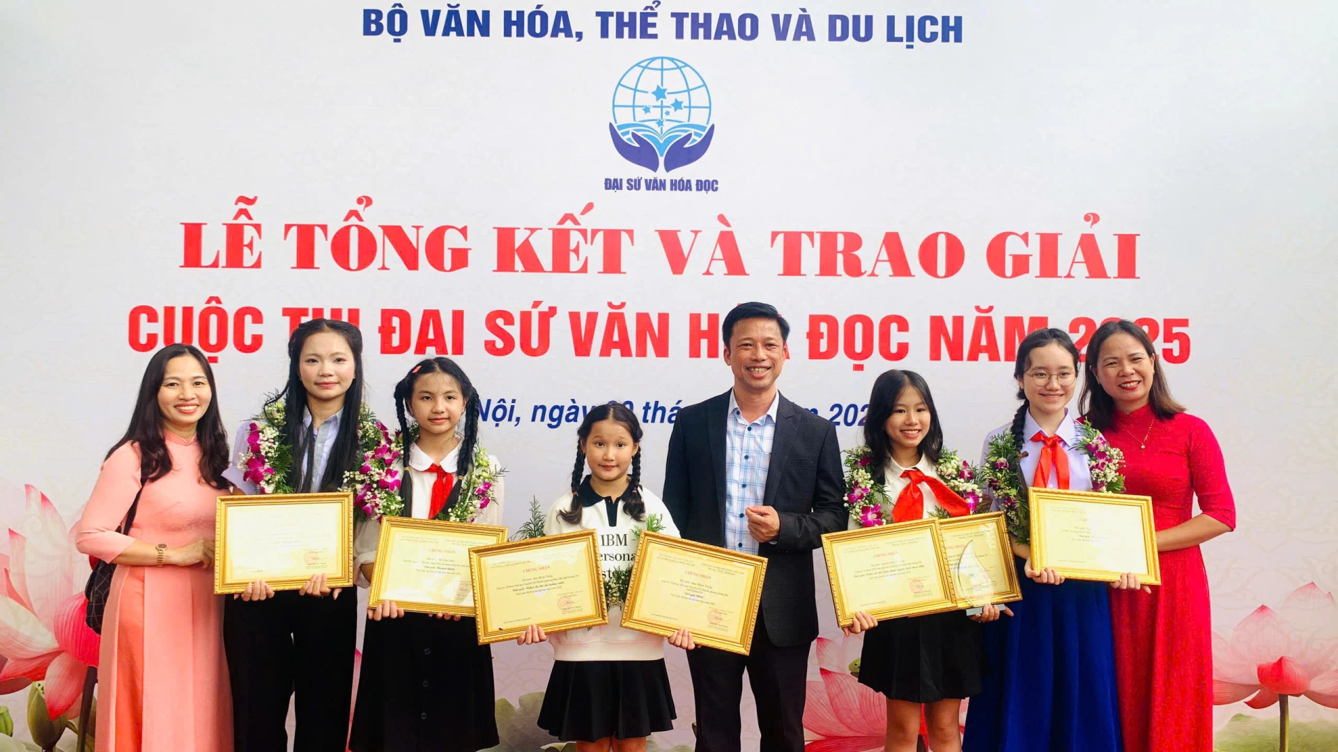 Các em học sinh đạt giải cán bộ Thư viện tỉnh Quảng Trị tại lễ trao giải cuộc thi Đại sứ Văn hoá đọc toàn quốc năm 2025.
