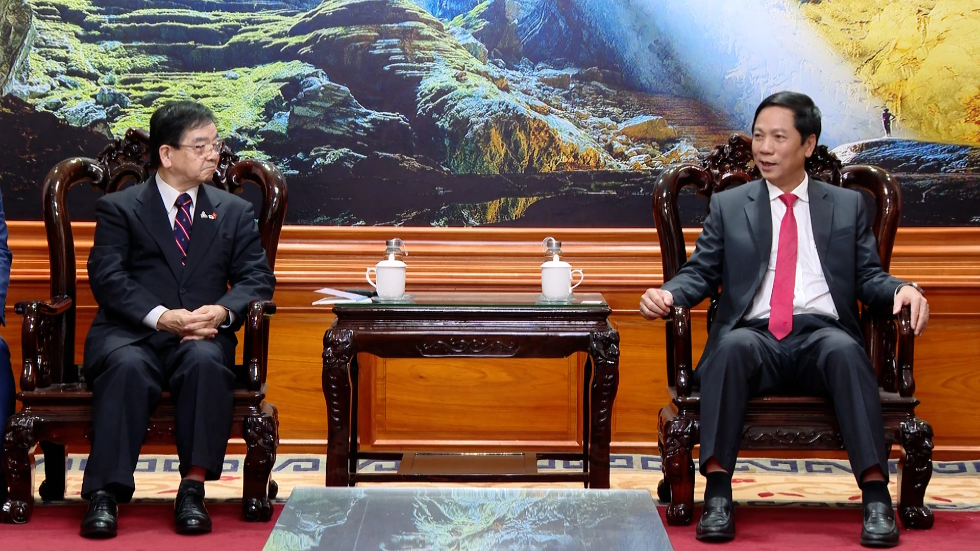 Đồng chí Hoàng Nam, Phó Chủ tịch Thường trực UBND tỉnh trao đổi một số nội dung hợp tác trong thời gian tới. Ảnh-B.N