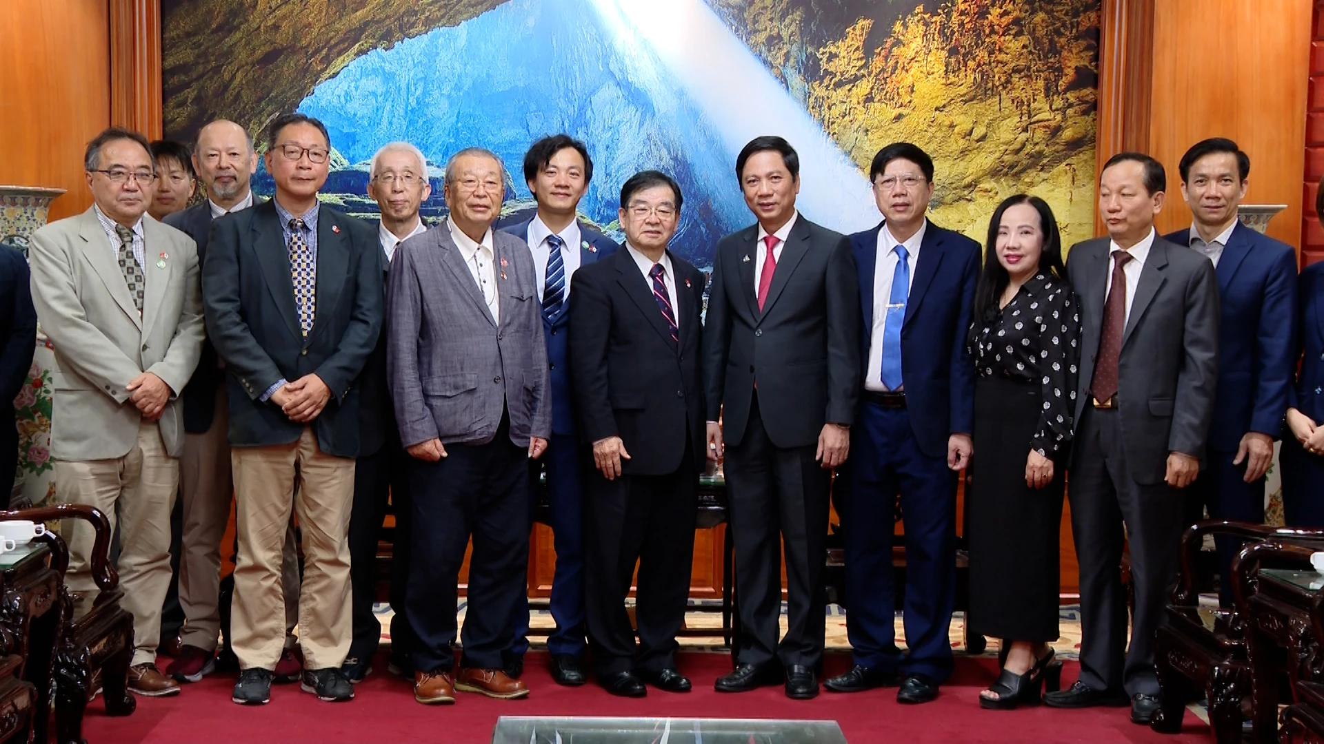 Các đại biểu chụp ảnh lưu niệm. Ảnh-B.N