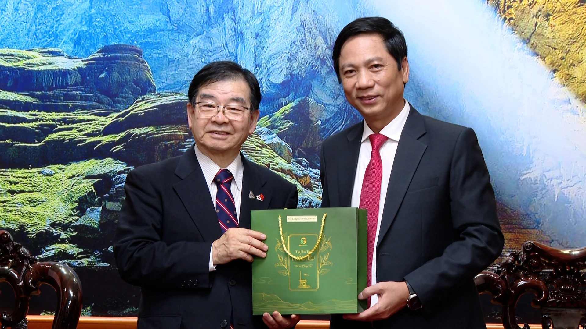 Đồng chí Hoàng Nam, Phó Chủ tịch Thường trực UBND tỉnh tặng quà cho ông Akagi Tatsuo, Chủ tịch HVPF cùng Đoàn công tác. Ảnh-BN