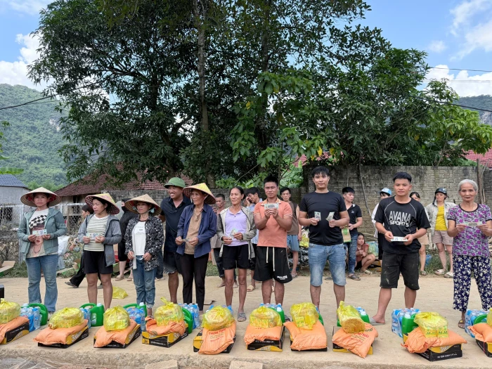 Trao gần 1.000 suất quà cho người dân vùng lũ Lạng Sơn