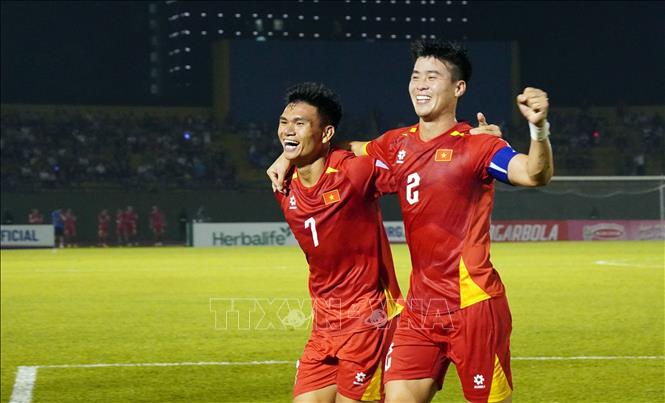 Niềm vui của các cầu thủ đội tuyển Việt Nam khi ghi bàn thắng nâng tỷ số lên 2-1. Ảnh: Trung Tuyến/TTXVN