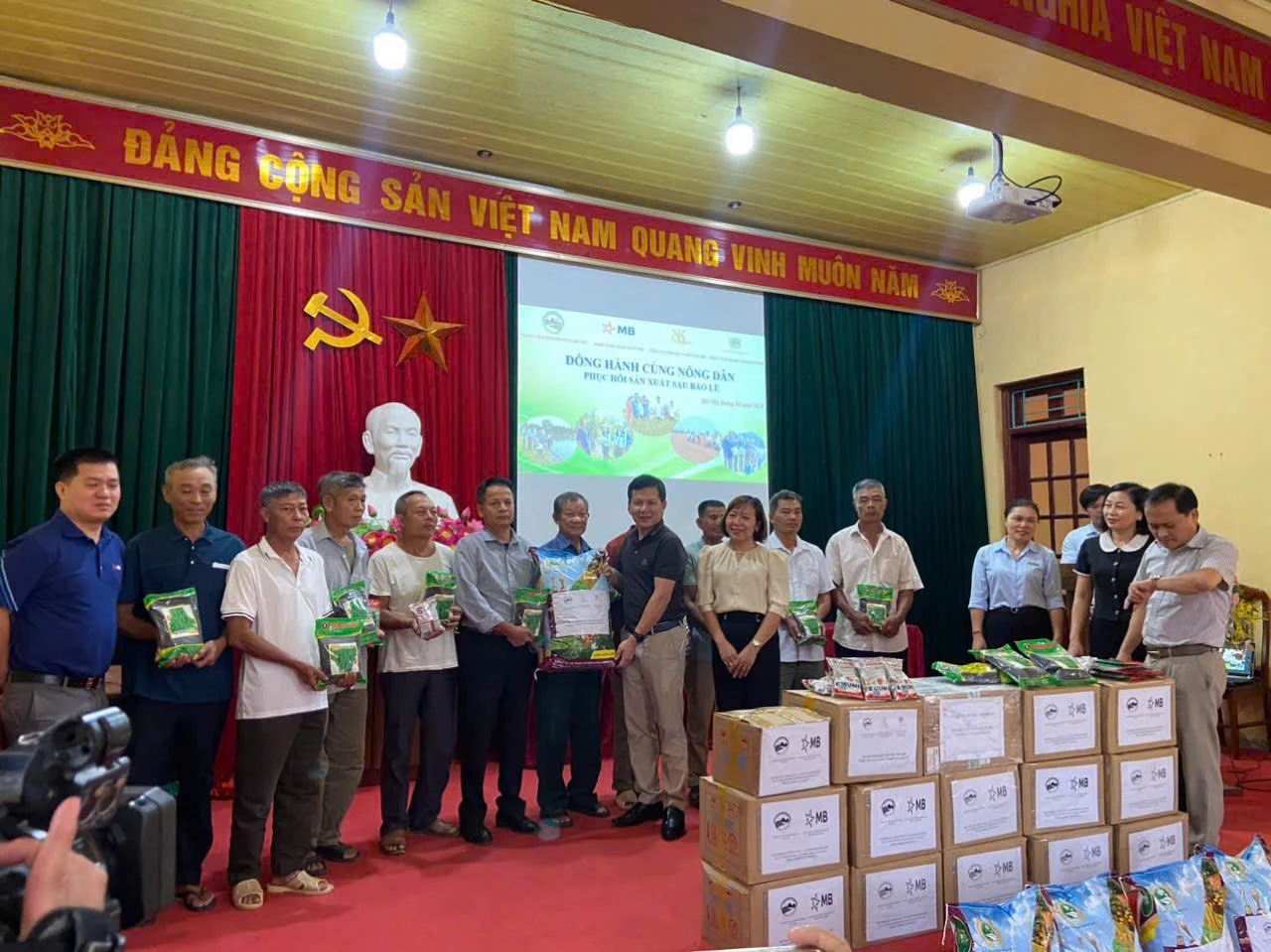 Công ty CP Hoàng Anh Agritech hỗ trợ phân bón cho bà con nông dân sau bão lũ - Ảnh: NVCC