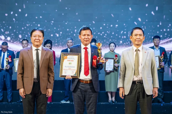 Làm "từ thiện" cho… đất