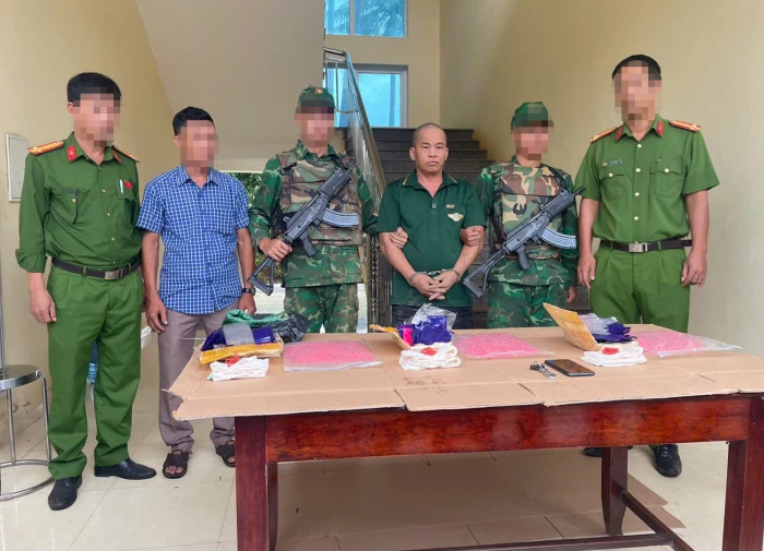 Bắt đối tượng vận chuyển trái phép 18.000 viên ma túy tổng hợp