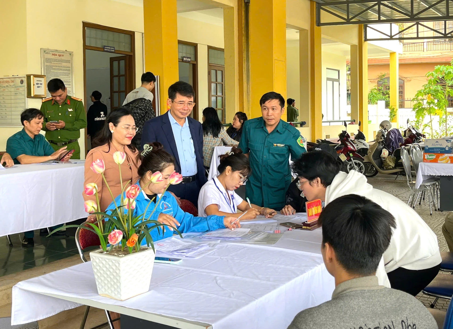 Đồng chí Phạm Thị Hân, Ủy viên Ban Thường vụ Tỉnh ủy, Bí thư Đảng ủy phường Đồng Hới và lãnh đạo UBND phường kiểm tra và động viên công tác khám sơ tuyển. Ảnh: H.Tr.