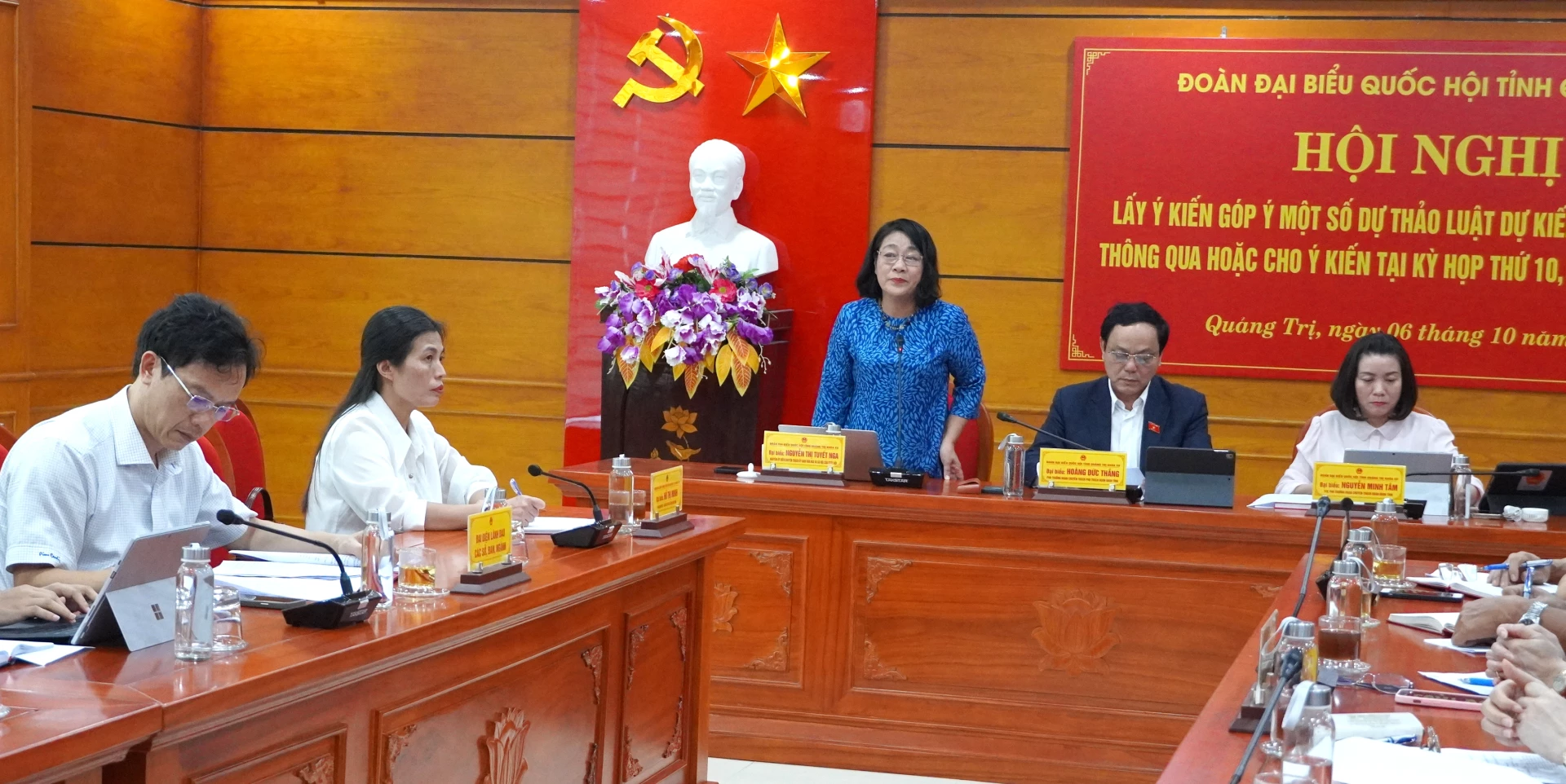 Ủy viên chuyên trách Ủy ban Văn hóa và Xã hội của Quốc hội Nguyễn Thị Tuyết Nga điều hành thảo luận. Ảnh: H.Tr.