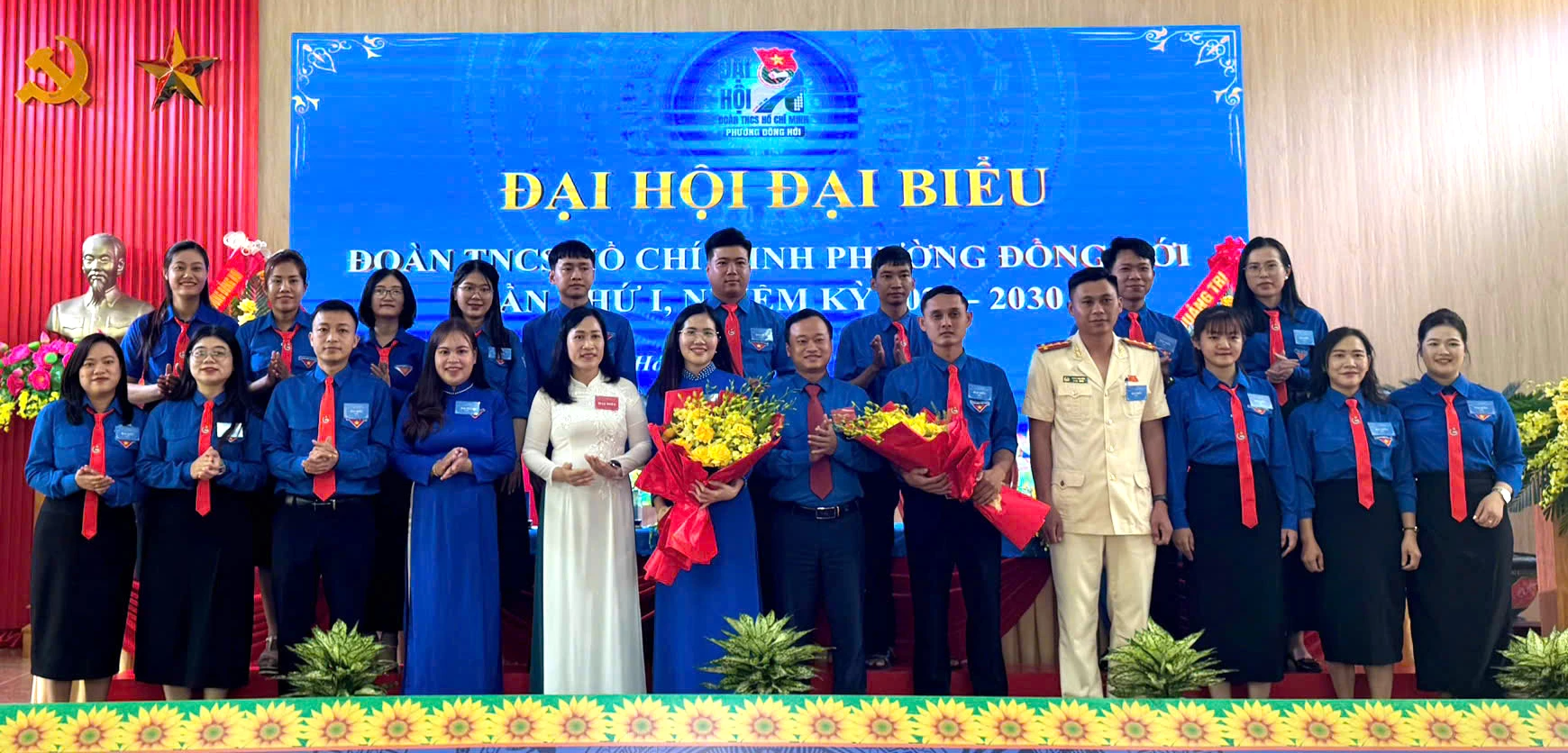 Đại diện lãnh đạo phường Đồng Hới và Tỉnh đoàn Quảng Trị chúc mừng Ban Chấp hành Đoàn phường Đồng Hới khóa 1, nhiệm kỳ 2025-2030. Ảnh: H.Tr.