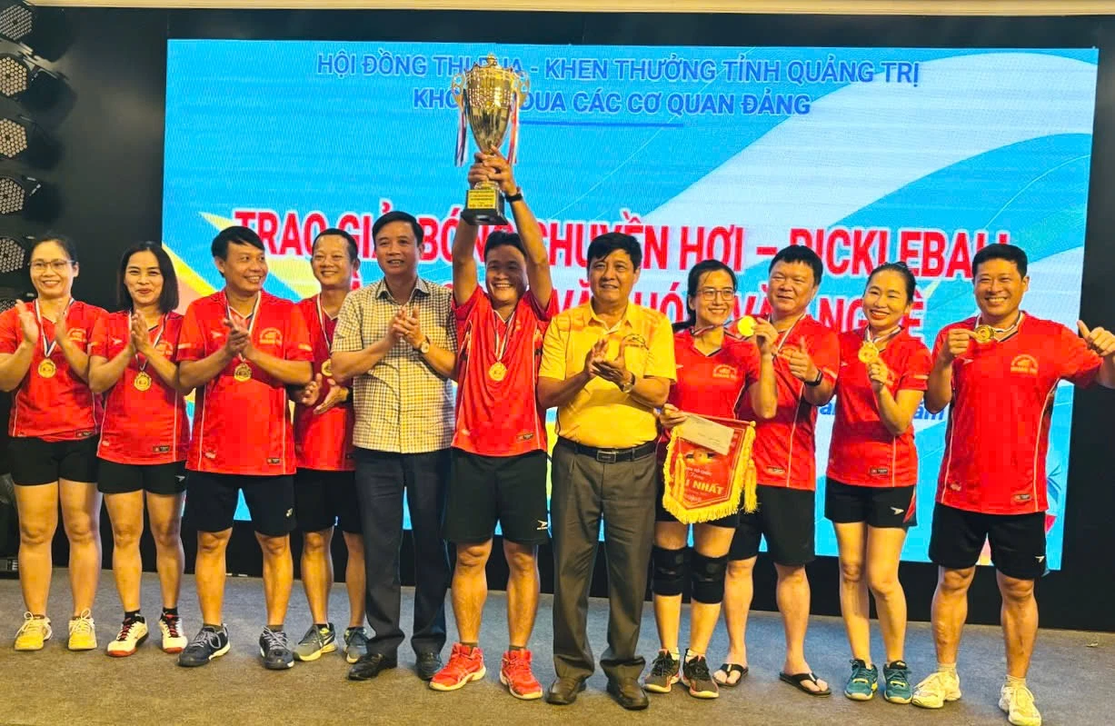 Ban Tuyên giáo và Ban Dân vận Tỉnh ủy đạt giải Nhất bộ môn bóng chuyền hơi nam, nữ - Ảnh: K.H