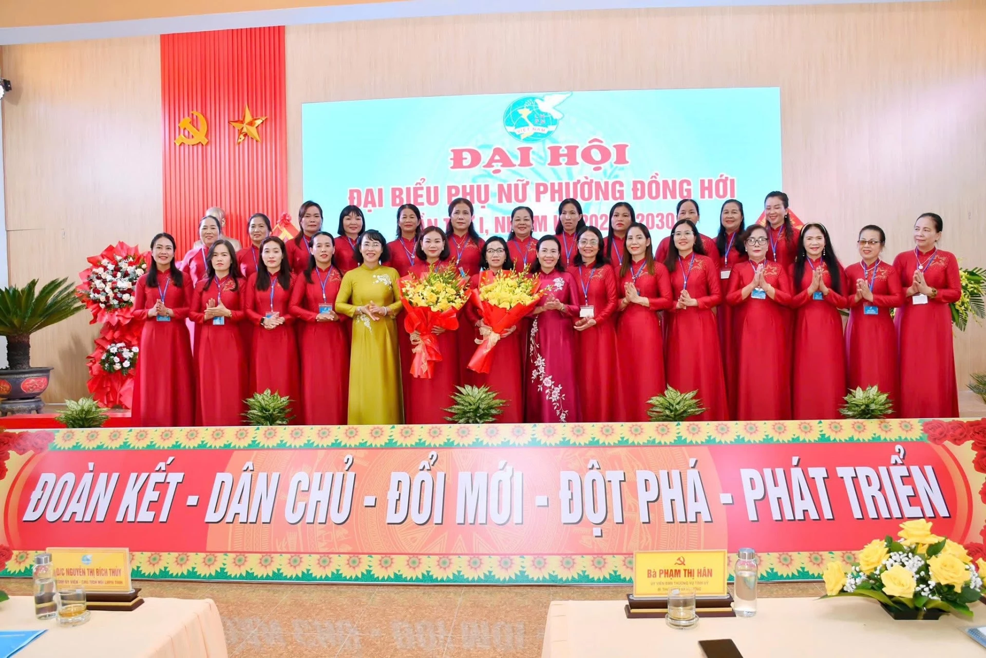 Bí thư Đảng ủy phường Đồng Hới Phạm Thị Hân và đại diện lãnh đạo Ủy ban MTTQ Việt Nam tỉnh, Hội LHPN tỉnh chúc mừng Ban Chấp hành Hội LHPN phường Đồng Hới khóa I, nhiệm kỳ 2025-2030.