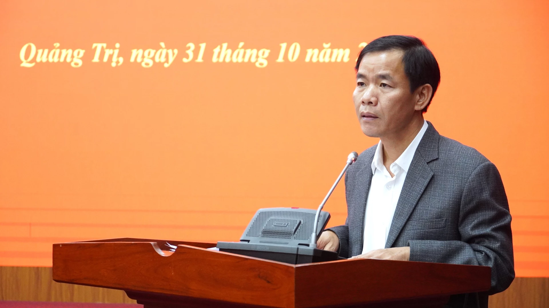 Đồng chí Bí thư Tỉnh ủy Nguyễn Văn Phương biểu dương cố gắng của chính quyền địa phương cấp xã - Ảnh: QV