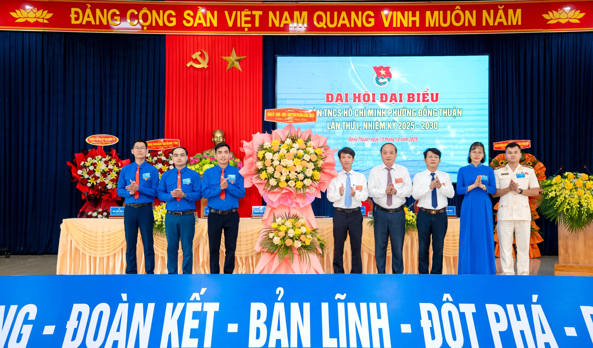 Đồng chí Nguyễn Nguyên Lực, Bí thư Đảng ủy và lãnh đạo phường Đồng Thuận tặng hoa chúc mừng đại hội. Ảnh: H.Tr