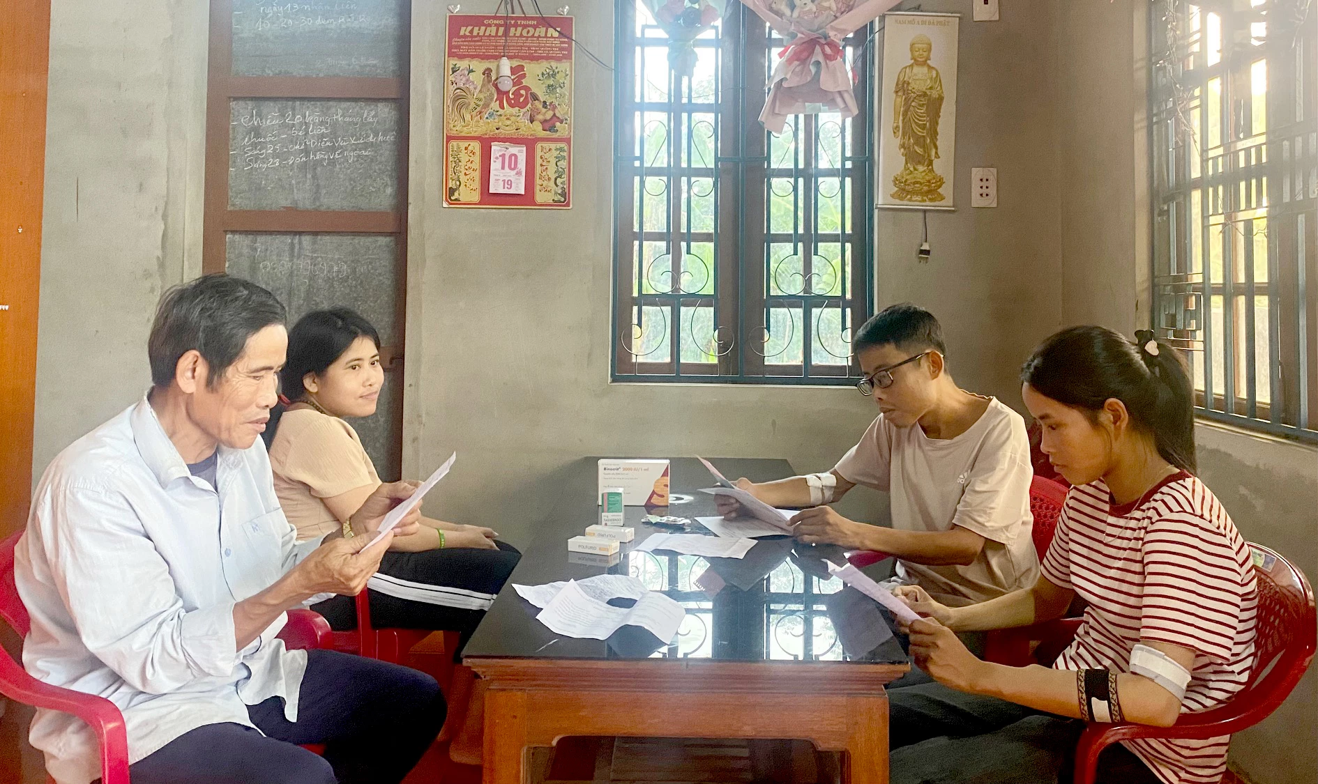 Gia đình ông Lê Xước đang gặp rất nhiều khó khăn khi có 3 người con lâm bệnh nặng - Ảnh: N.B