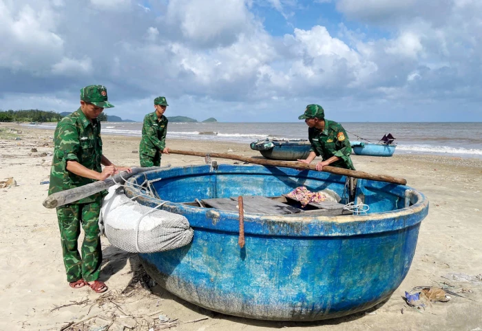 Bám chắc địa bàn xung yếu, giúp dân khắc phục hậu quả thiên tai