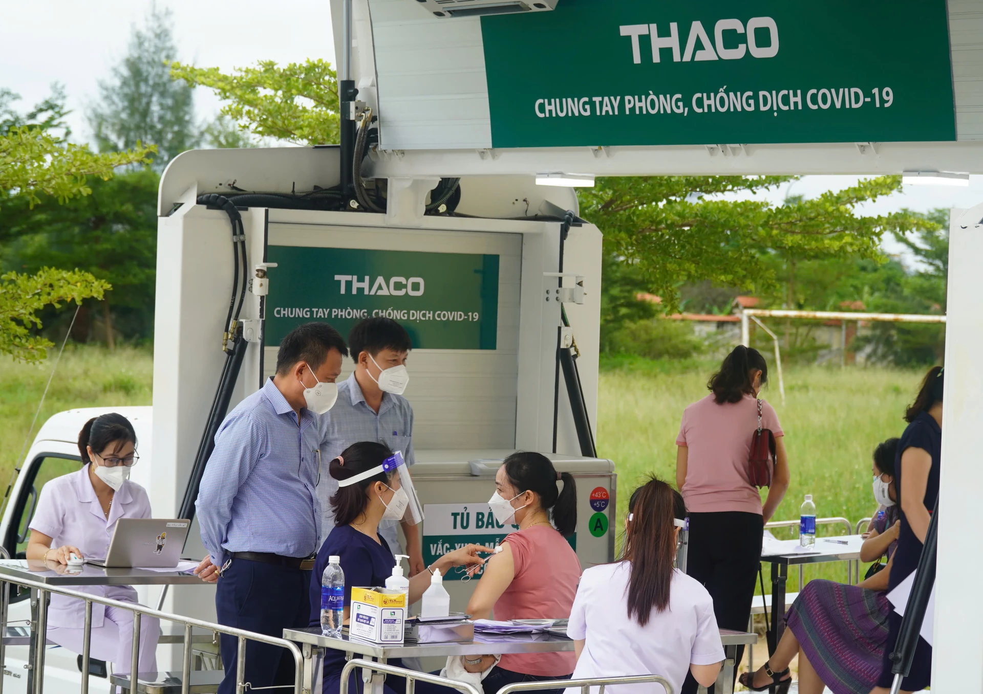 Bác sĩ Hùng cùng các đồng nghiệp trong cuộc chiến với đại dịch Covid-19-Ảnh H.L.