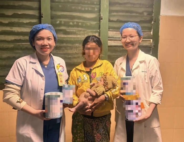 Trẻ sơ sinh 5 ngày tuổi bị thủng dạ dày vì mẹ cho ăn cơm