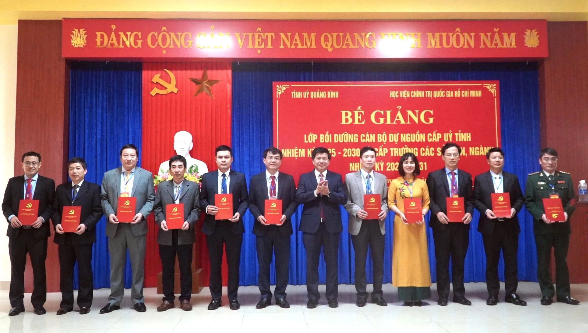 Đồng chí Trần Vũ Khiêm, Ủy viên Ban Thường vụ Tỉnh ủy, Trưởng ban Tổ chức Tỉnh ủy trao chứng chỉ cho các học viên lớp bồi dưỡng cán bộ dự nguồn cấp ủy tỉnh nhiệm kỳ 2025-2030 - Ảnh: Ngọc Mai