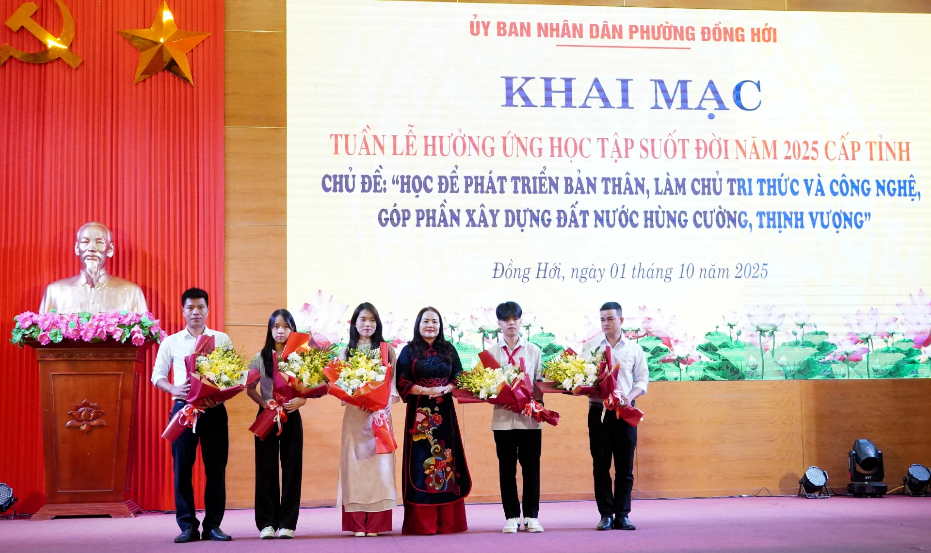 Giám đốc Sở Giáo dục-Đào tạo tỉnh Lê Thị Hương trao quà khen thưởng các cá nhân tiêu biểu điển hình trong phong trào xây dựng xã hội học tập. Ảnh: H.Tr.