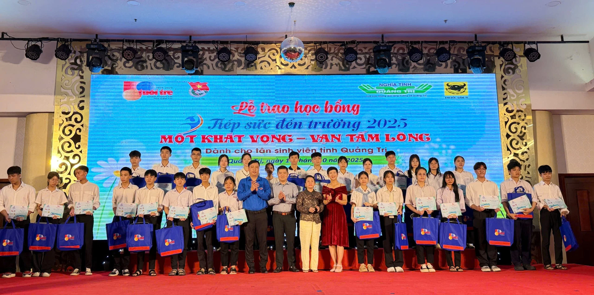 Các tân sinh viên được trao học bổng Tiếp sức đến trường - Ảnh: QN