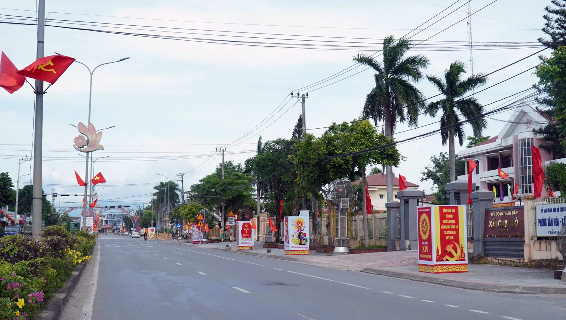 Đường về xã Cam Lộ rực rỡ cờ hoa-Ảnh: Lê Trường