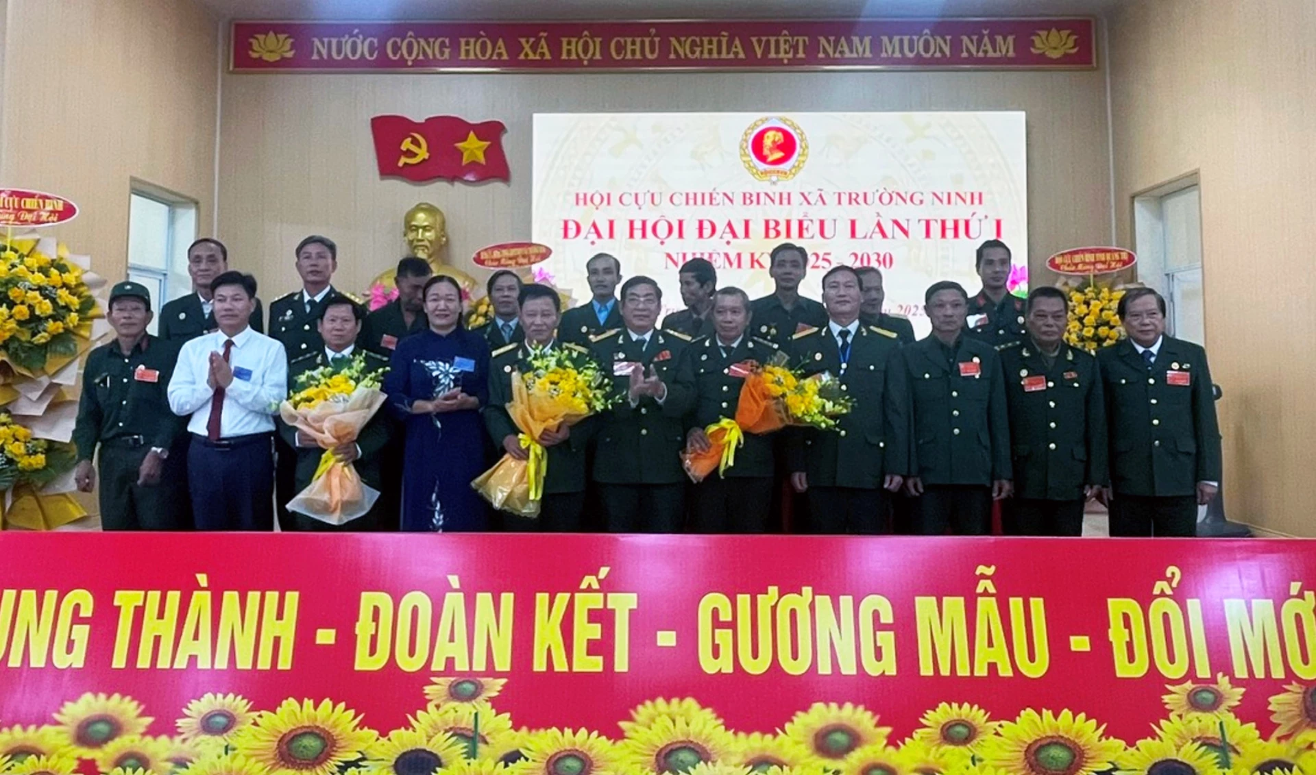 Các đại biểu tặng hoa chúc mừng Ban Chấp hành Hội CCB xã Trường Ninh khóa I, nhiệm kỳ 2025-2030 - Ảnh: M.H