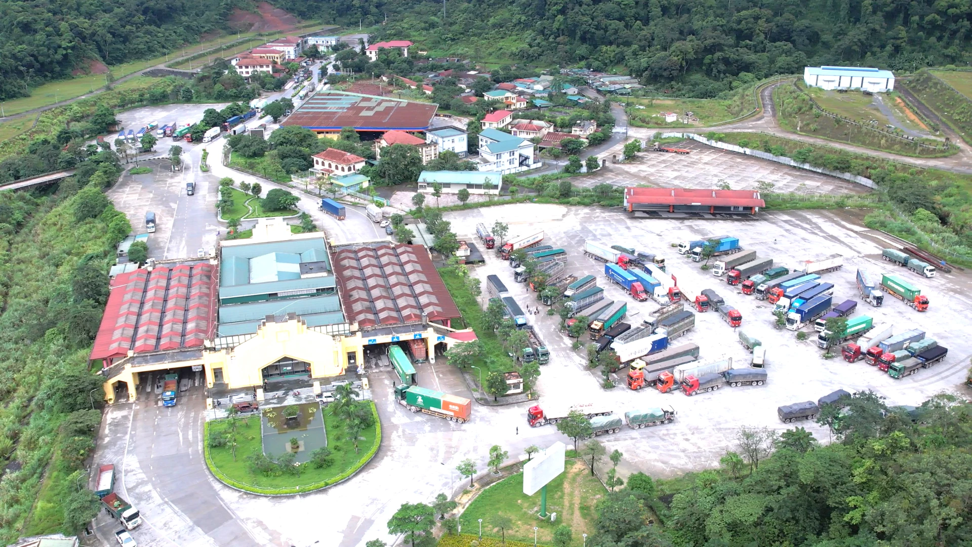 Cửa khẩu quốc tế Cha Lo có vai trò đặc biệt quan trọng trong phát triển kinh tế-xã hội, giao thương hàng hóa giữa Việt Nam và Lào - Ảnh: H.C