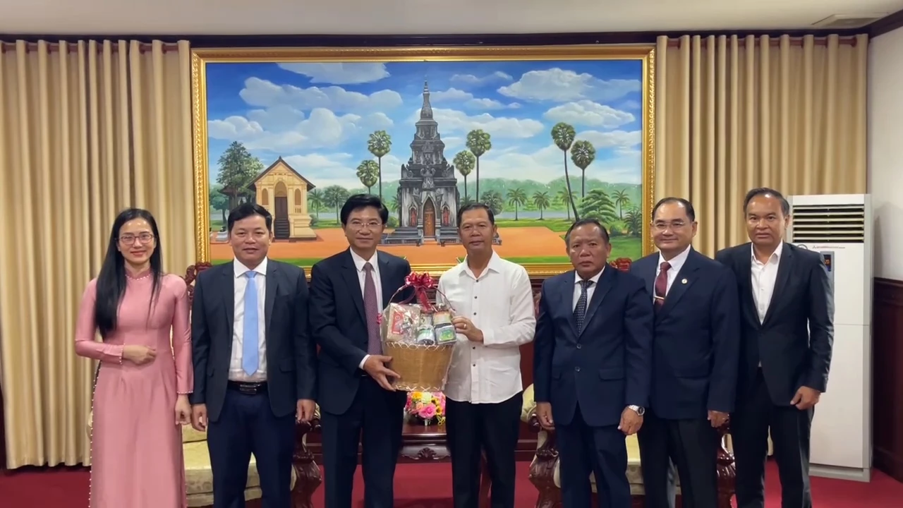 Đoàn đại biểu Ban Tuyên giáo và Dân vận Tỉnh ủy Quảng Trị chào xã giao lãnh đạo tỉnh Savannakhet - Ảnh: HD