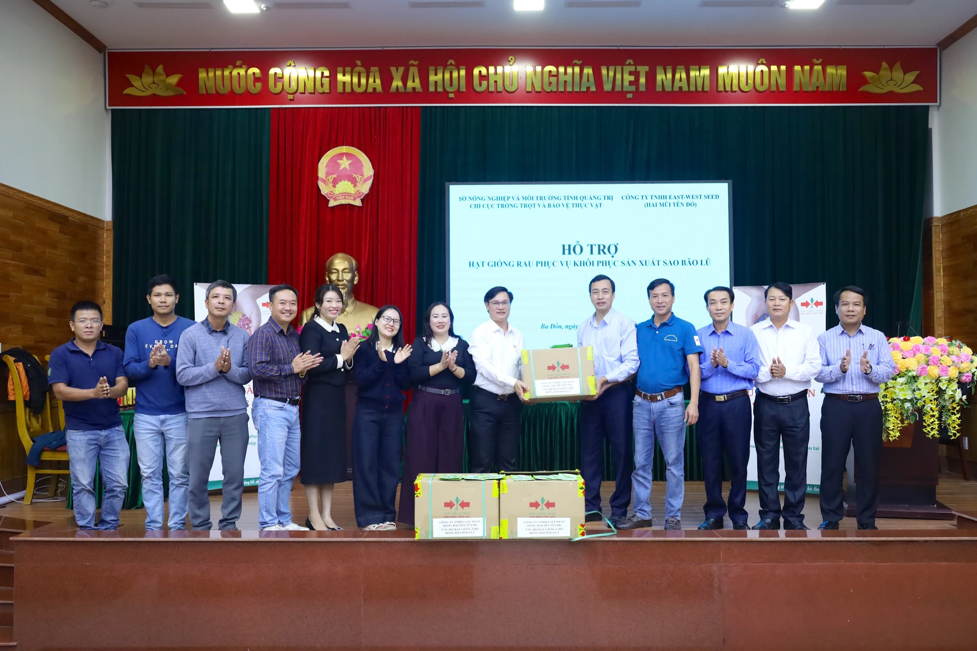 Chi cục Trồng trọt và Bảo vệ thực vật tỉnh Quảng Trị phối hợp với Công ty TNHH Hai Mũi Tên Đỏ hỗ trợ hạt giống rau vụ Đông cho bà con nông dân phường Ba Đồn.