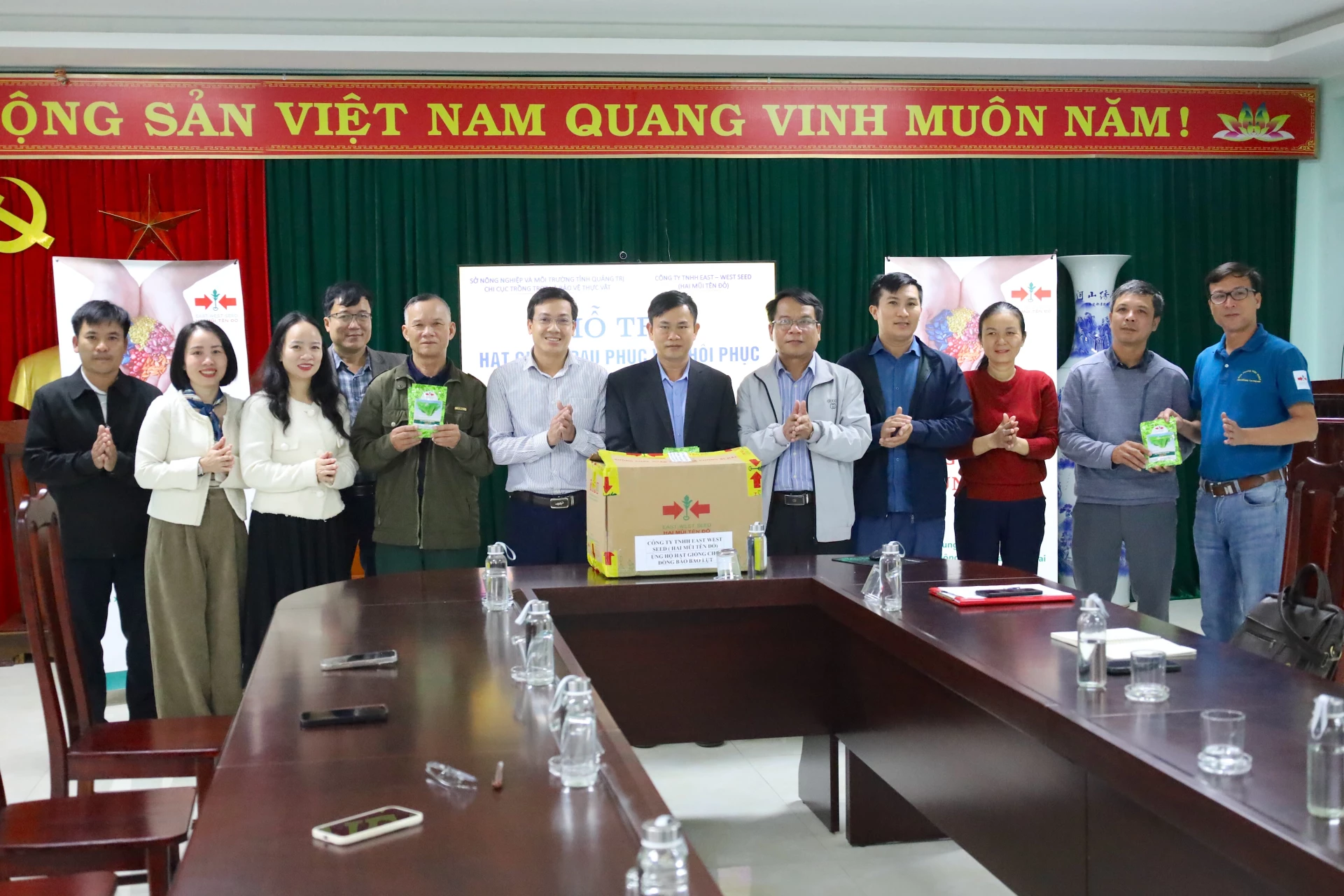 Chi cục Trồng trọt và Bảo vệ thực vật tỉnh Quảng Trị phối hợp với Công ty TNHH Hai Mũi Tên Đỏ hỗ trợ hạt giống rau vụ Đông cho bà con nông dân xã Nam Gianh