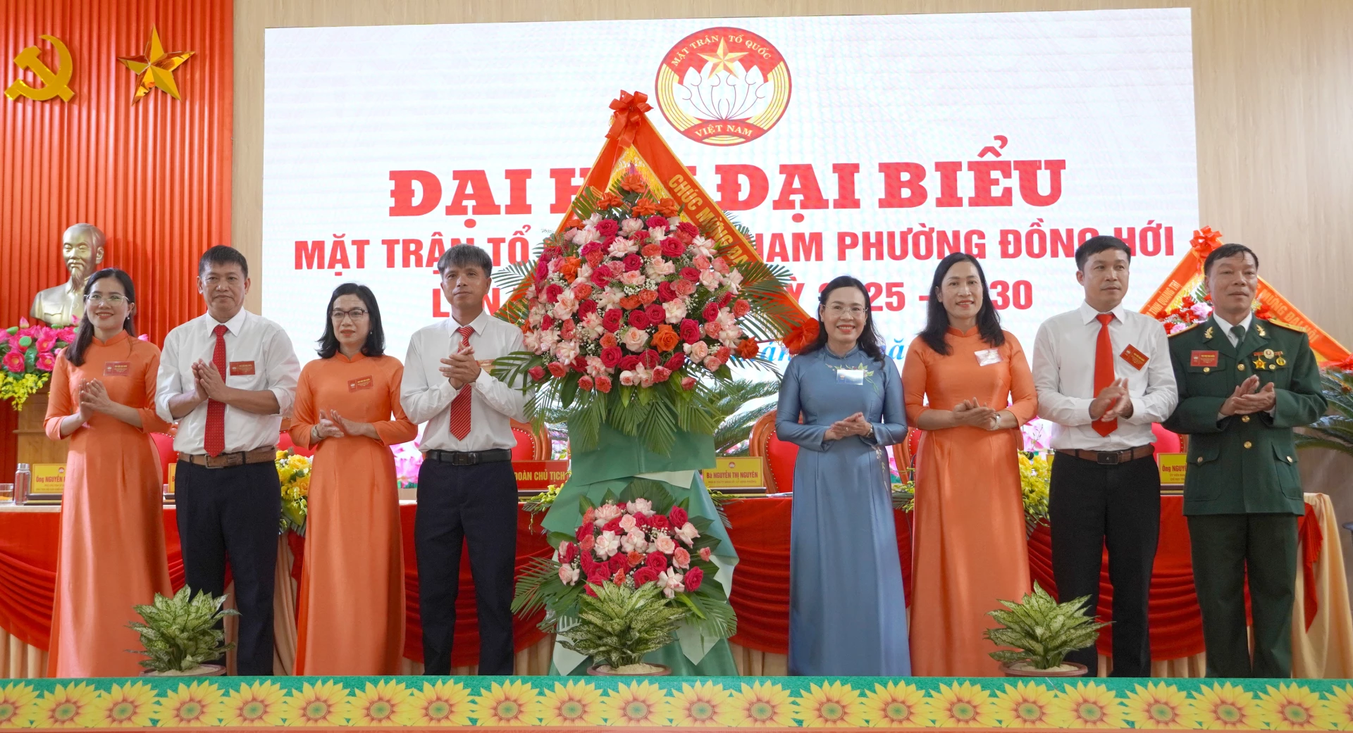 Đại diện Thường trực Đảng ủy phường Đồng Hới tặng hoa chúc mừng đại hội Ảnh: H.Tr.