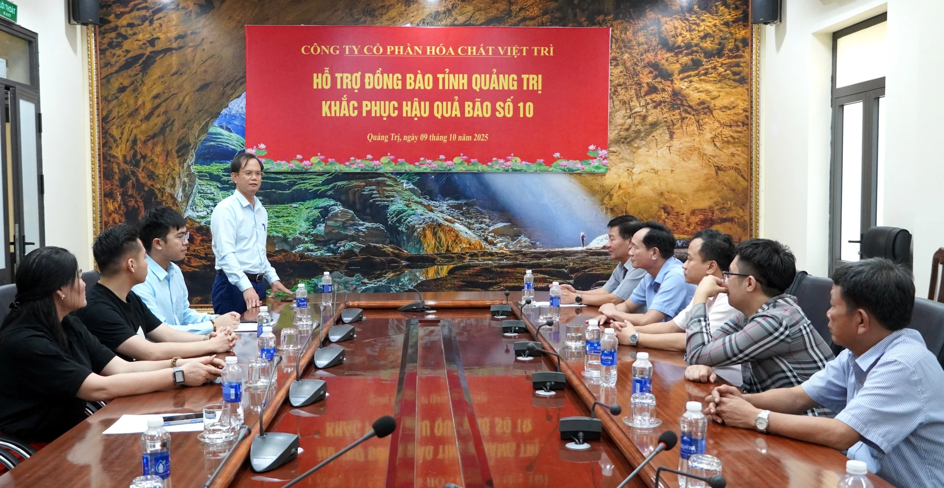 Chủ tịch Công đoàn Công ty CP Hoá chất Việt Trì Nguyễn Việt Hùng chia sẻ khó khăn với tỉnh ta. Ảnh: H.Tr.