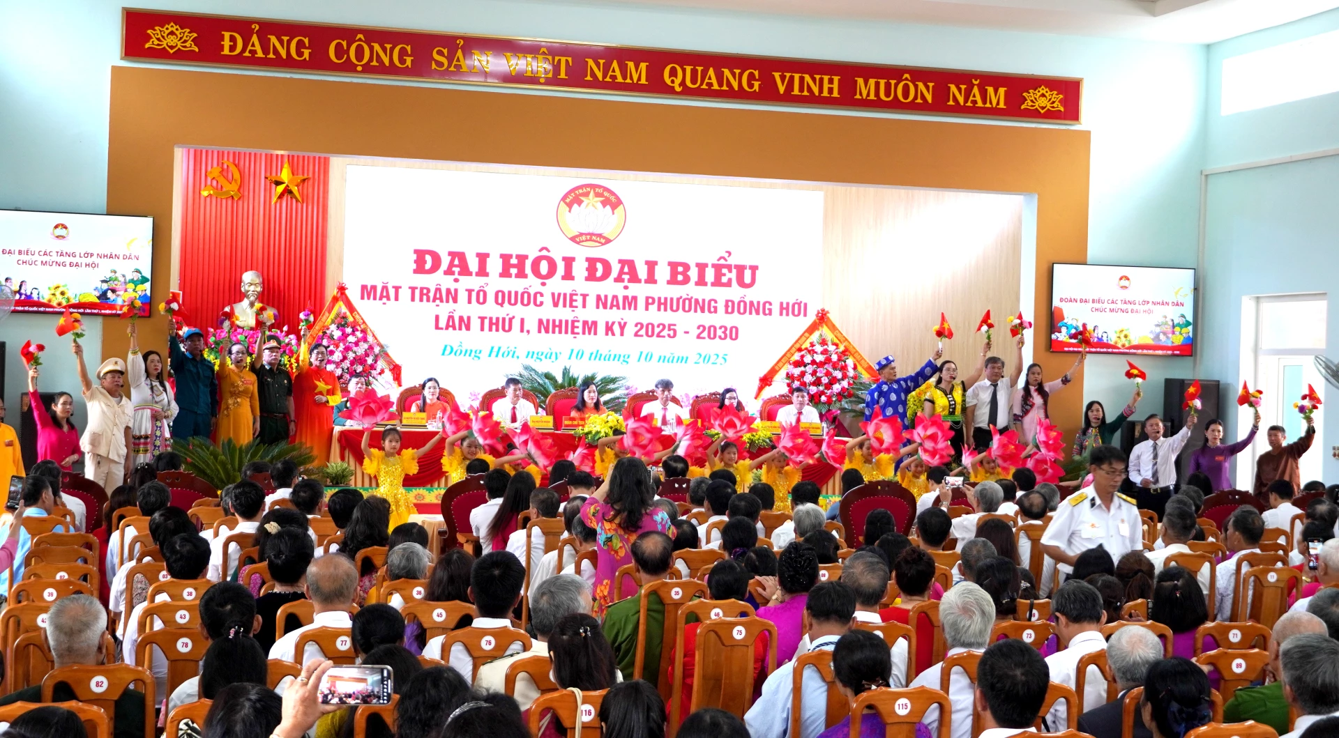 Đoàn đại biểu các tầng lớp nhân dân chúc mừng đại hội. Ảnh: H.Tr.